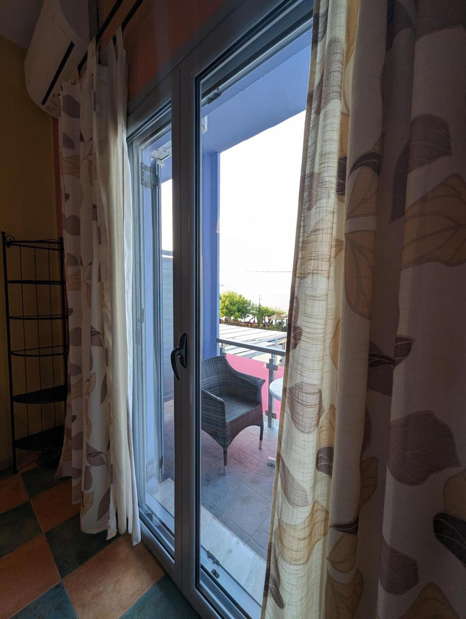 Okeania Seafront Rooms In Kaména Voúrla Eksteriør bilde