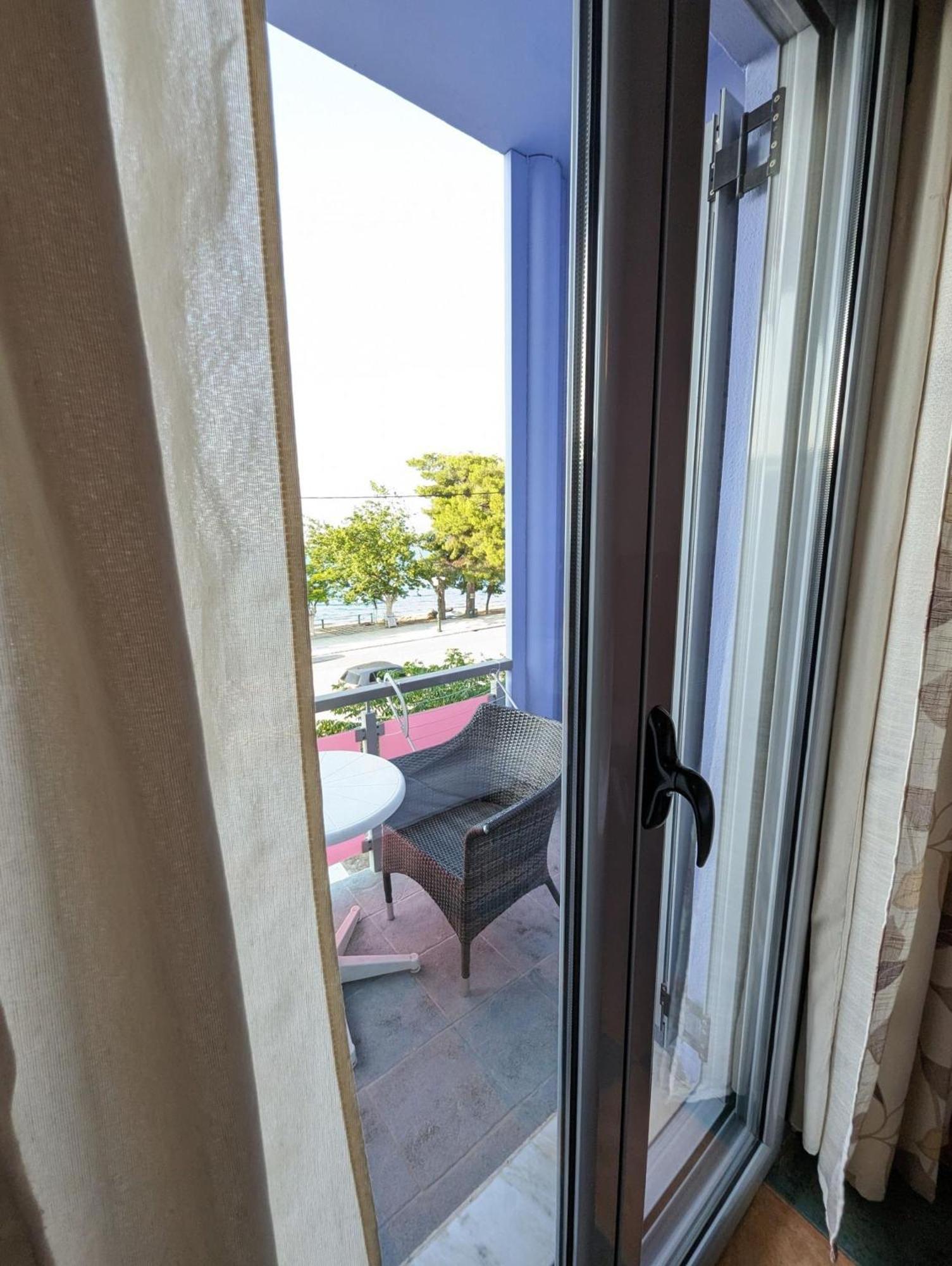 Okeania Seafront Rooms In Kaména Voúrla Eksteriør bilde