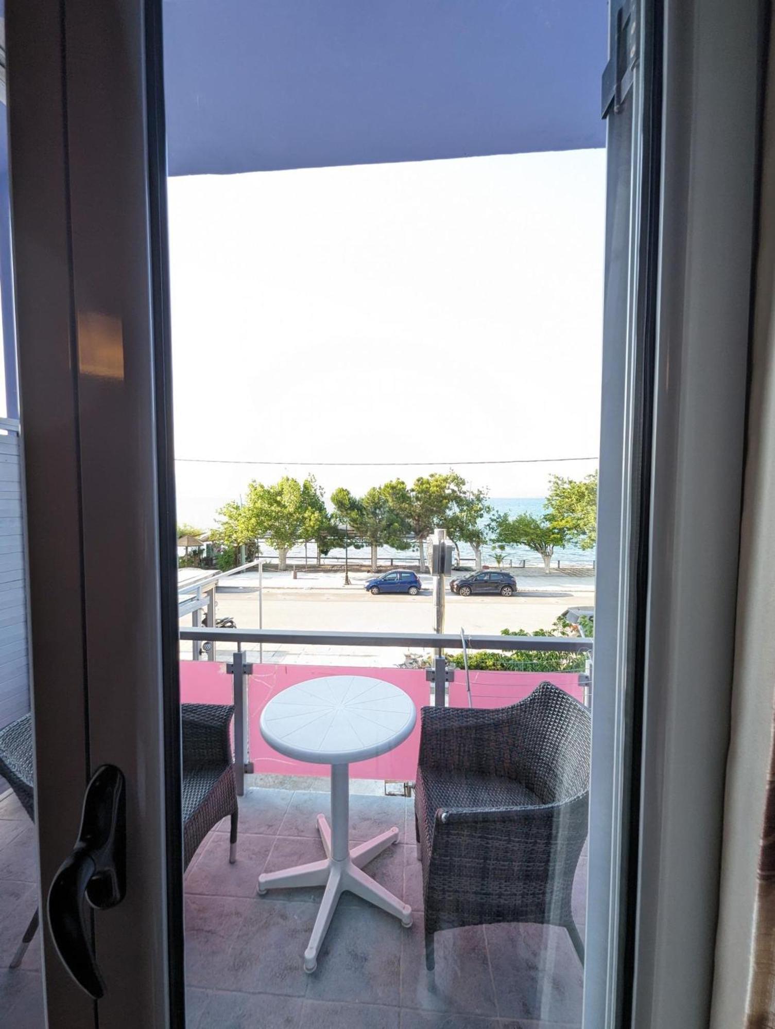 Okeania Seafront Rooms In Kaména Voúrla Eksteriør bilde