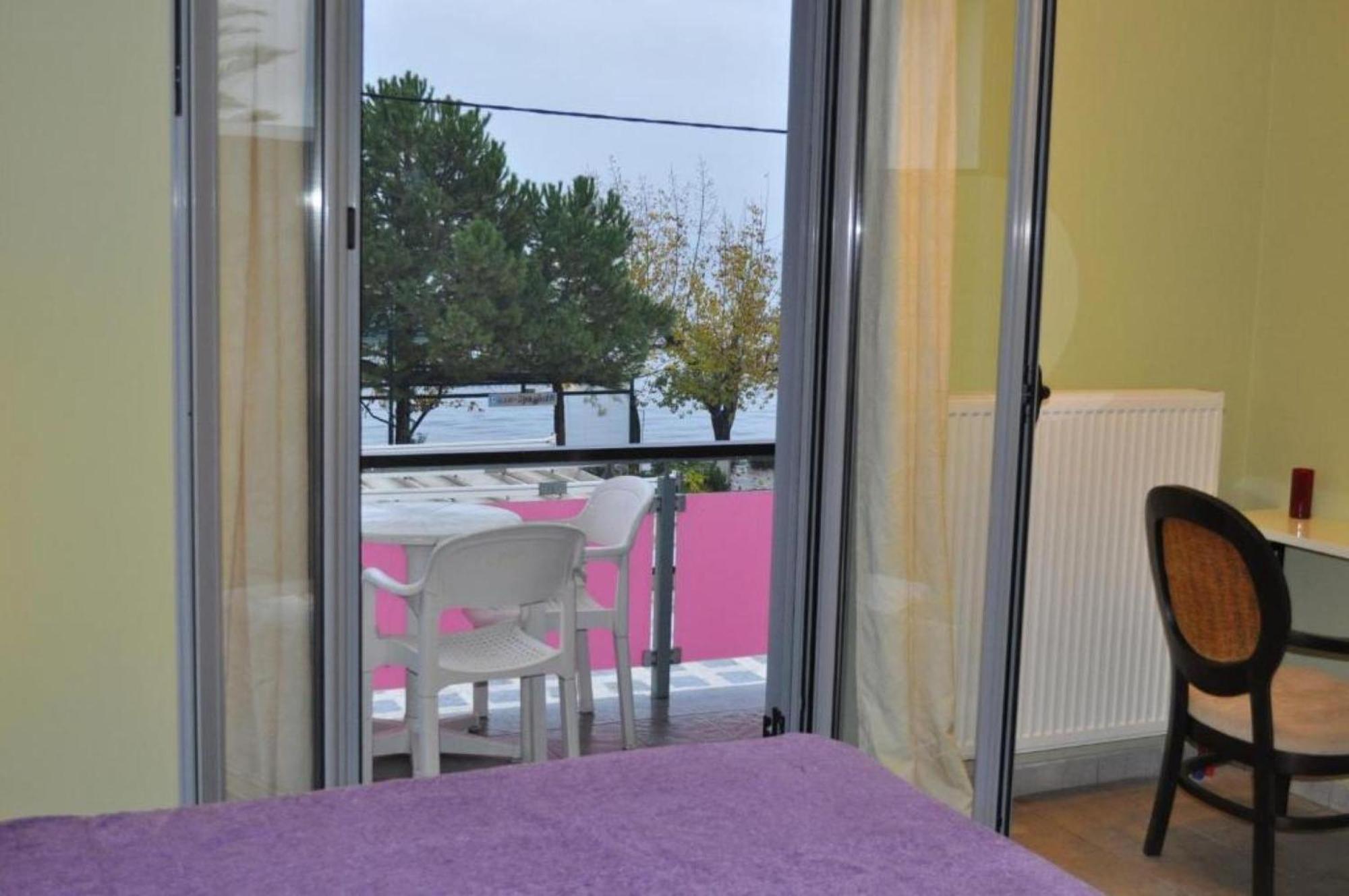 Okeania Seafront Rooms In Kaména Voúrla Eksteriør bilde