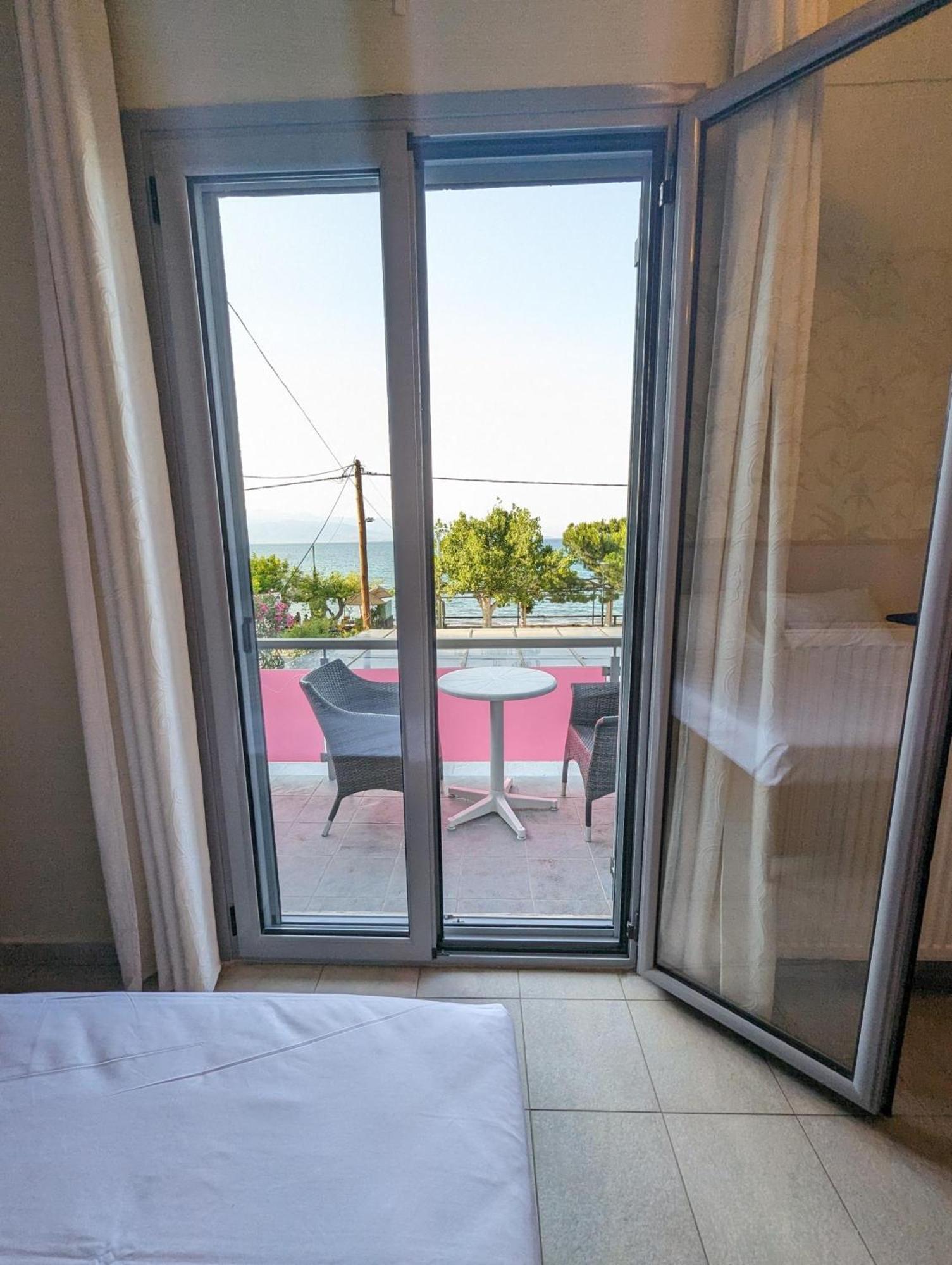 Okeania Seafront Rooms In Kaména Voúrla Eksteriør bilde