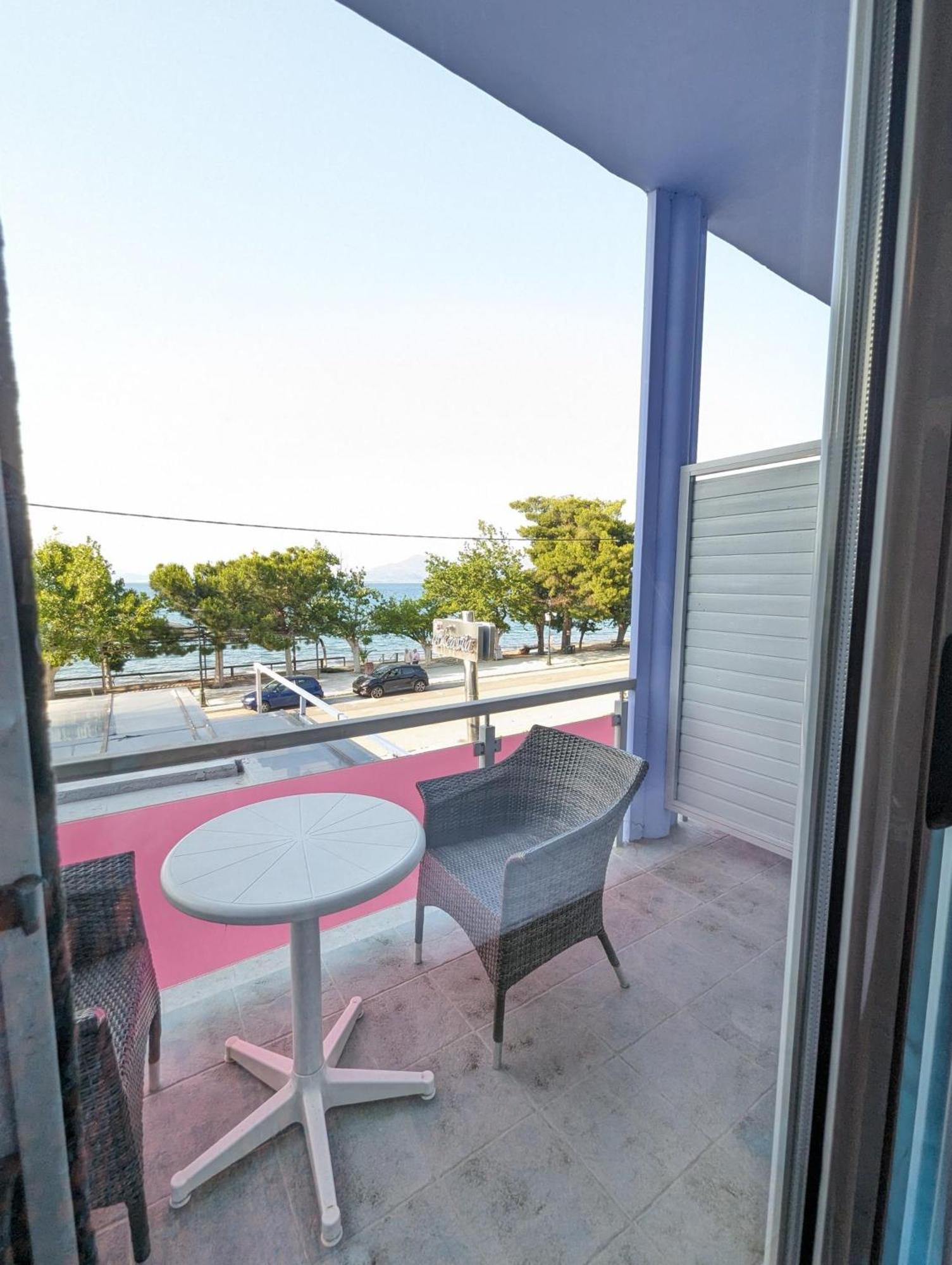 Okeania Seafront Rooms In Kaména Voúrla Eksteriør bilde