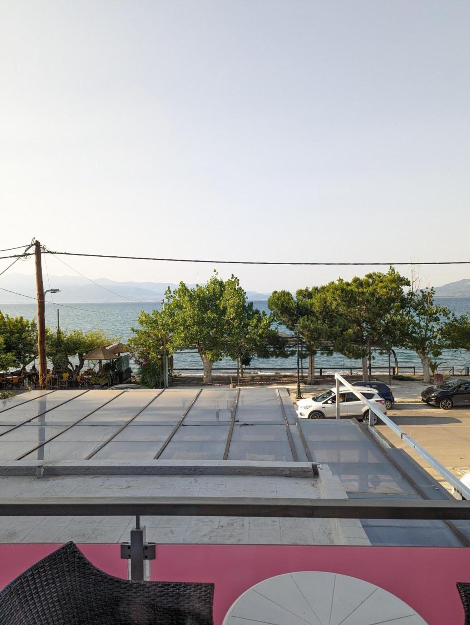 Okeania Seafront Rooms In Kaména Voúrla Eksteriør bilde