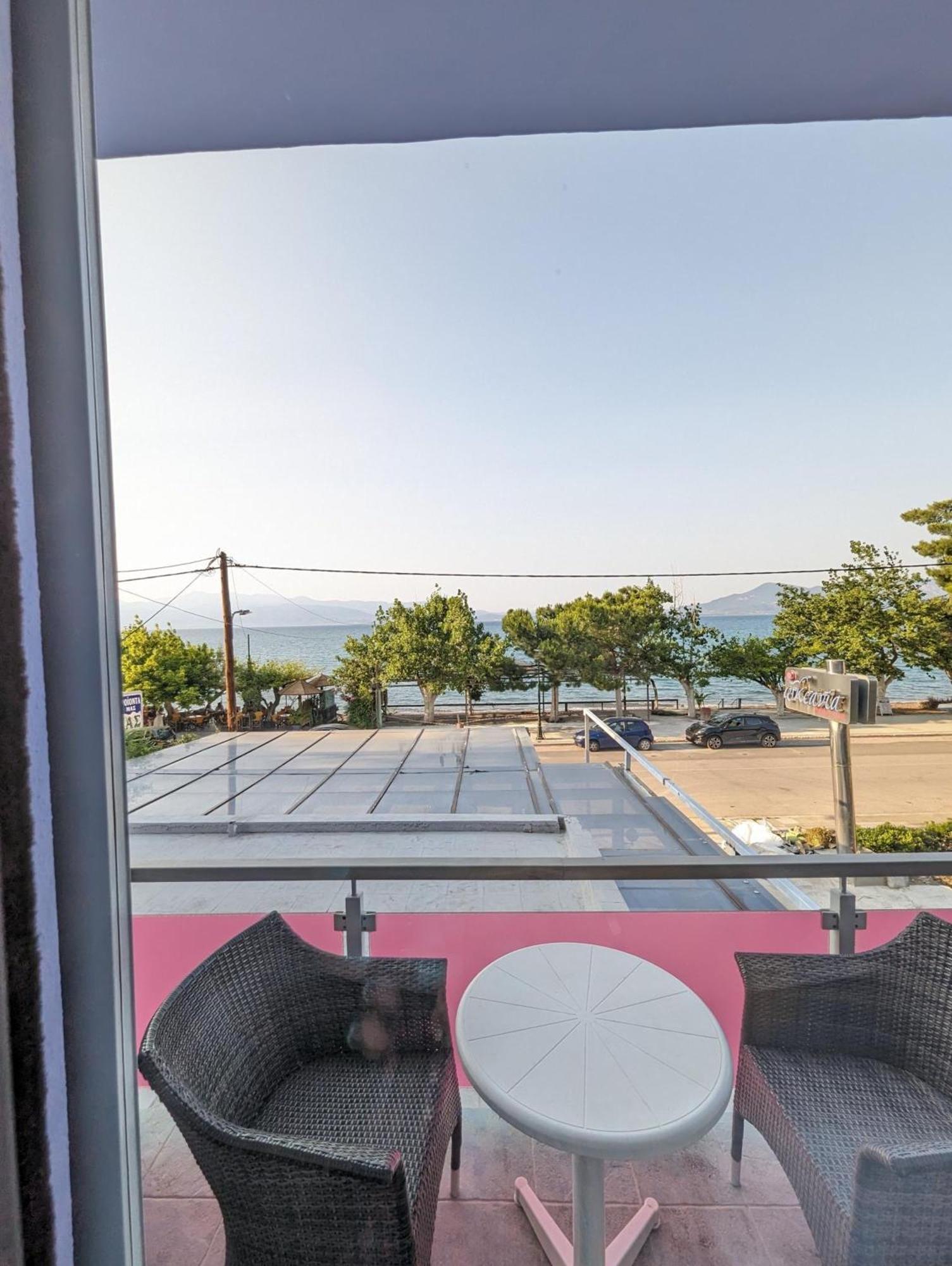 Okeania Seafront Rooms In Kaména Voúrla Eksteriør bilde