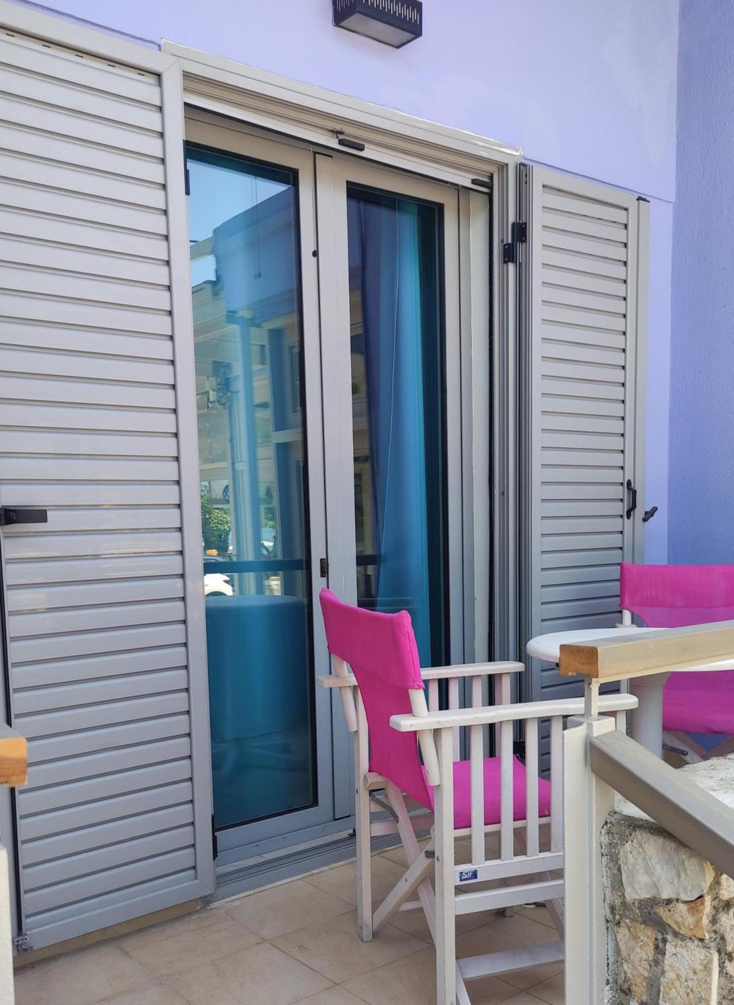 Okeania Seafront Rooms In Kaména Voúrla Eksteriør bilde