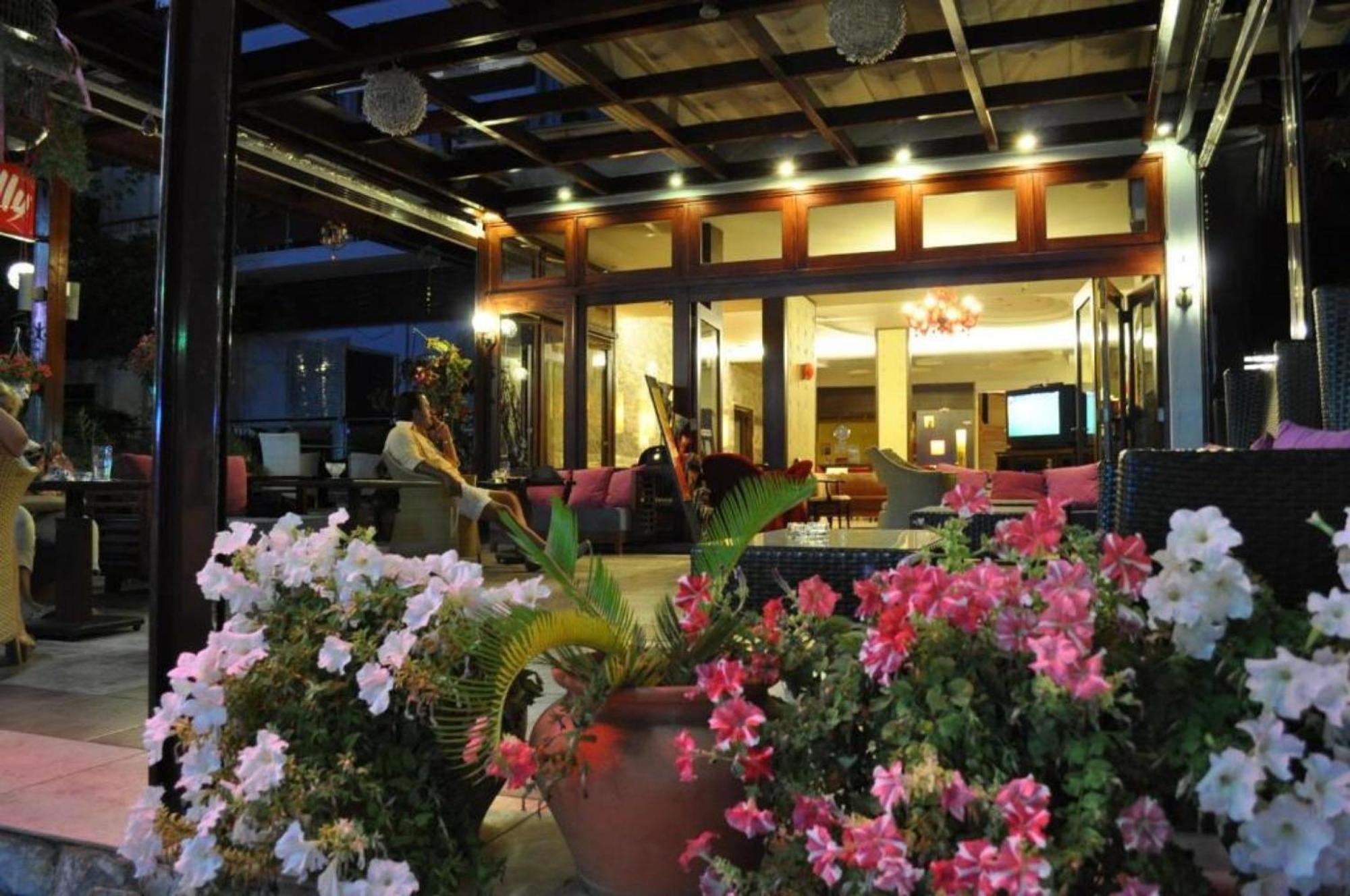 Okeania Seafront Rooms In Kaména Voúrla Eksteriør bilde