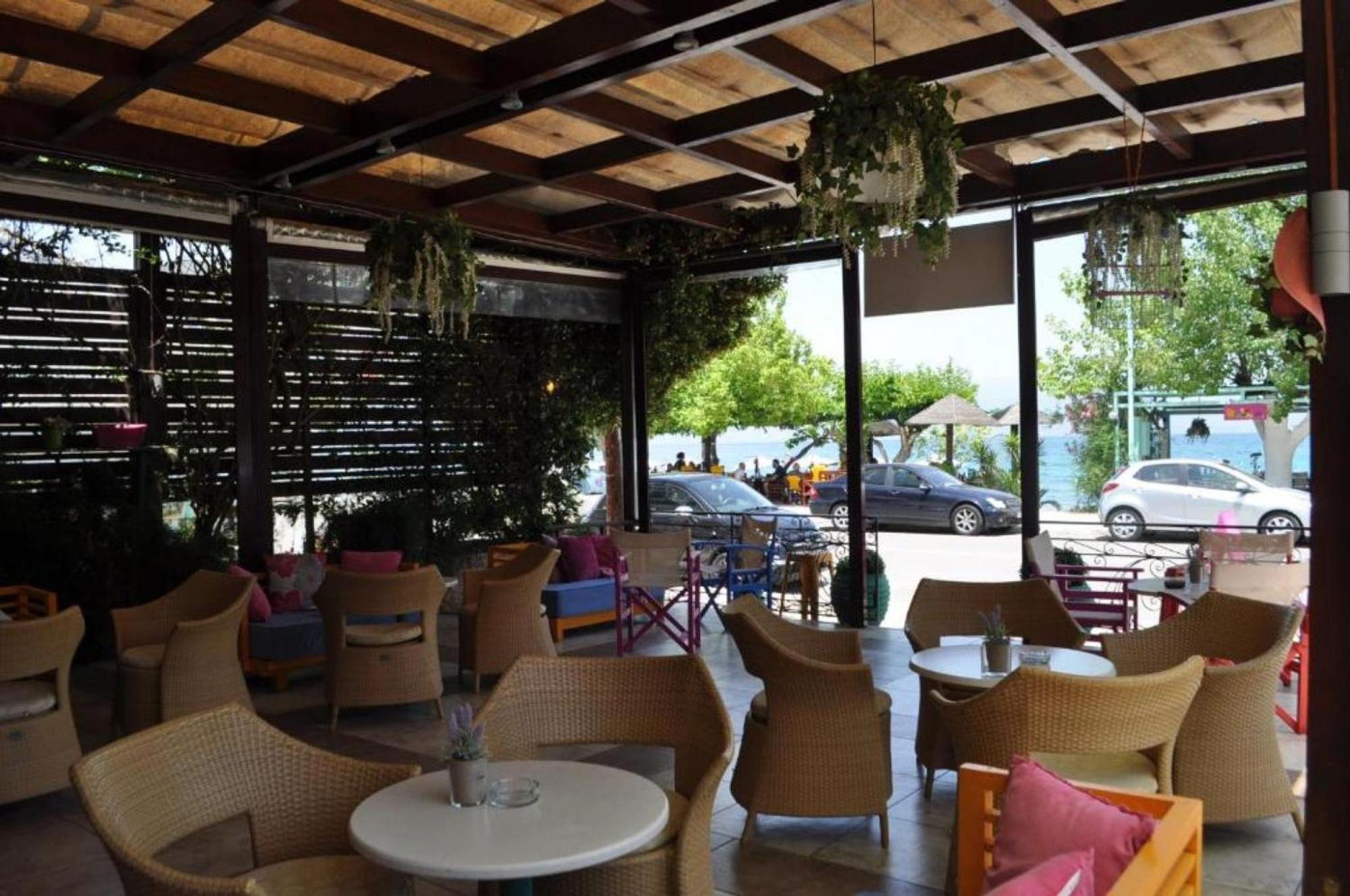 Okeania Seafront Rooms In Kaména Voúrla Eksteriør bilde