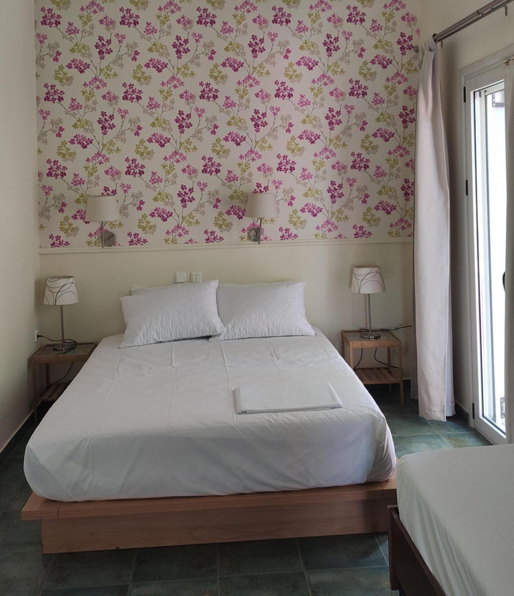 Okeania Seafront Rooms In Kaména Voúrla Eksteriør bilde
