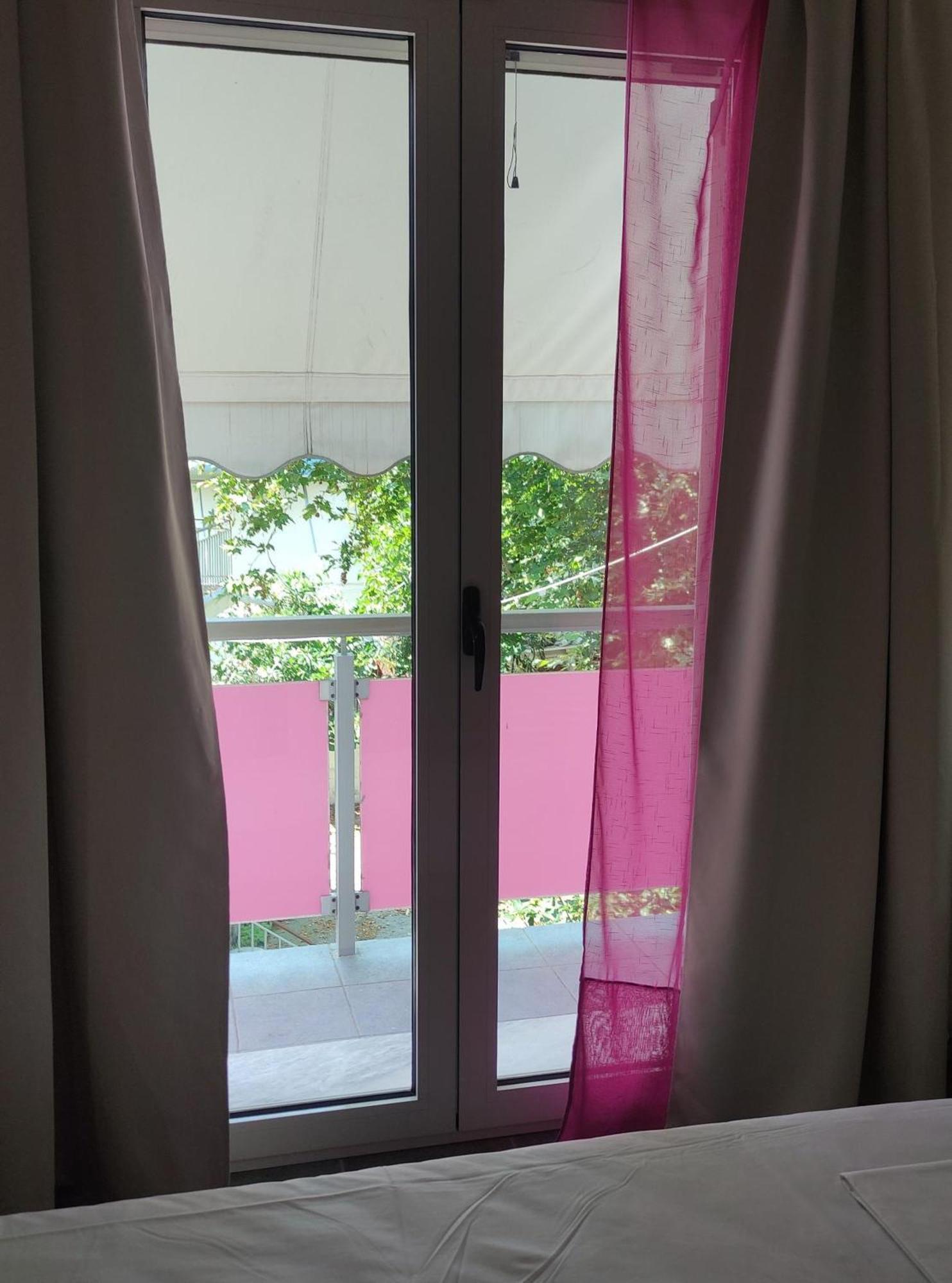 Okeania Seafront Rooms In Kaména Voúrla Eksteriør bilde